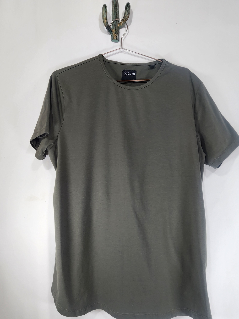NWOT Cuts Elongated T Shirt Men Large Green Stretch Short Sleeve Curved Hem Tee
